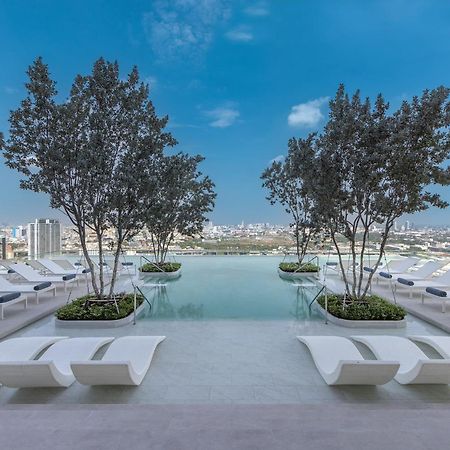 Eastin Grand Hotel Phayathai 방콕 외부 사진 The rooftop pool at the hotel