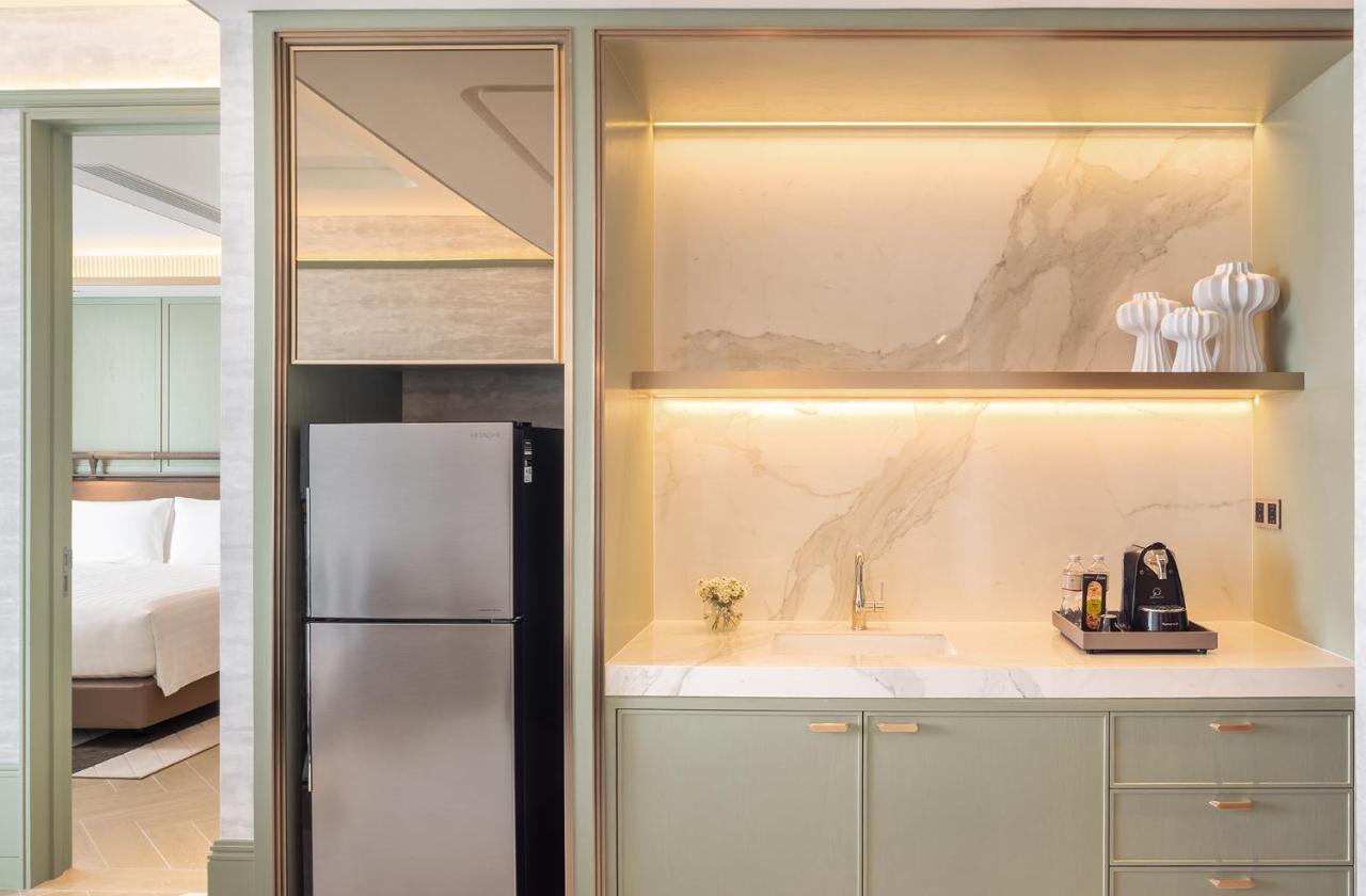 Eastin Grand Hotel Phayathai 방콕 외부 사진 A wet bar in a hotel room
