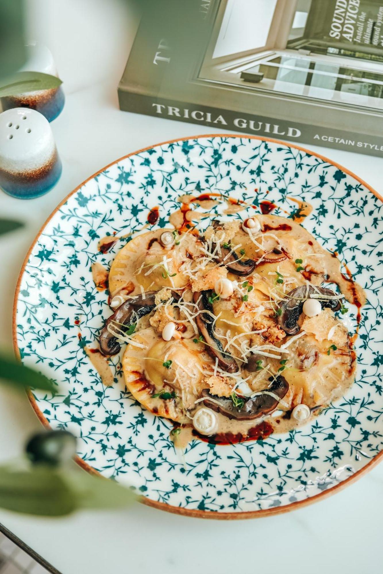 Eastin Grand Hotel Phayathai 방콕 외부 사진 A plate of mushroom ravioli