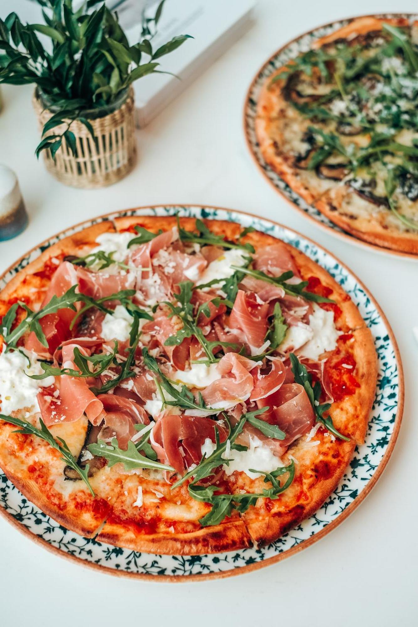 Eastin Grand Hotel Phayathai 방콕 외부 사진 Pizza with prosciutto