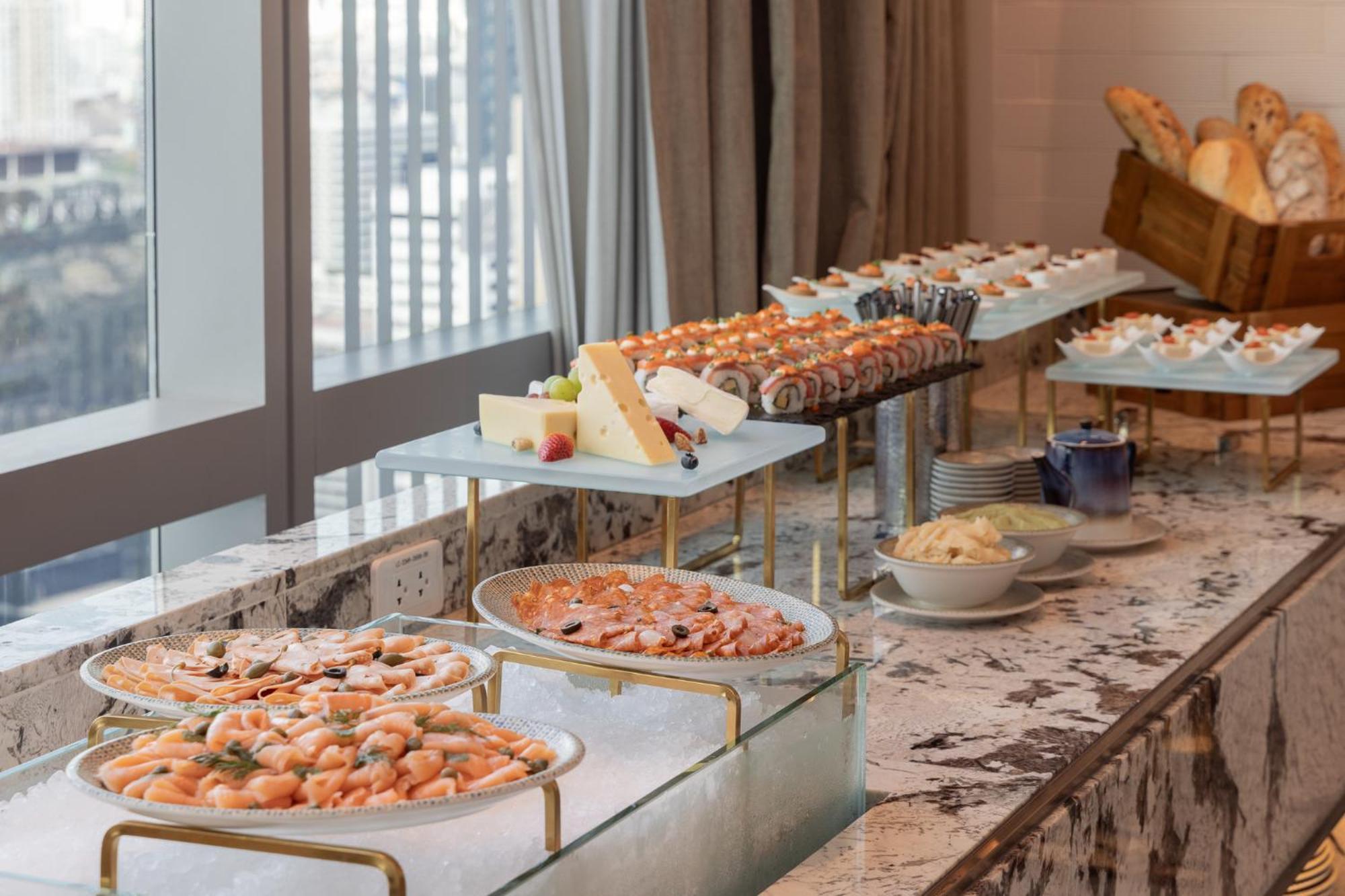 Eastin Grand Hotel Phayathai 방콕 외부 사진 A buffet at a hotel