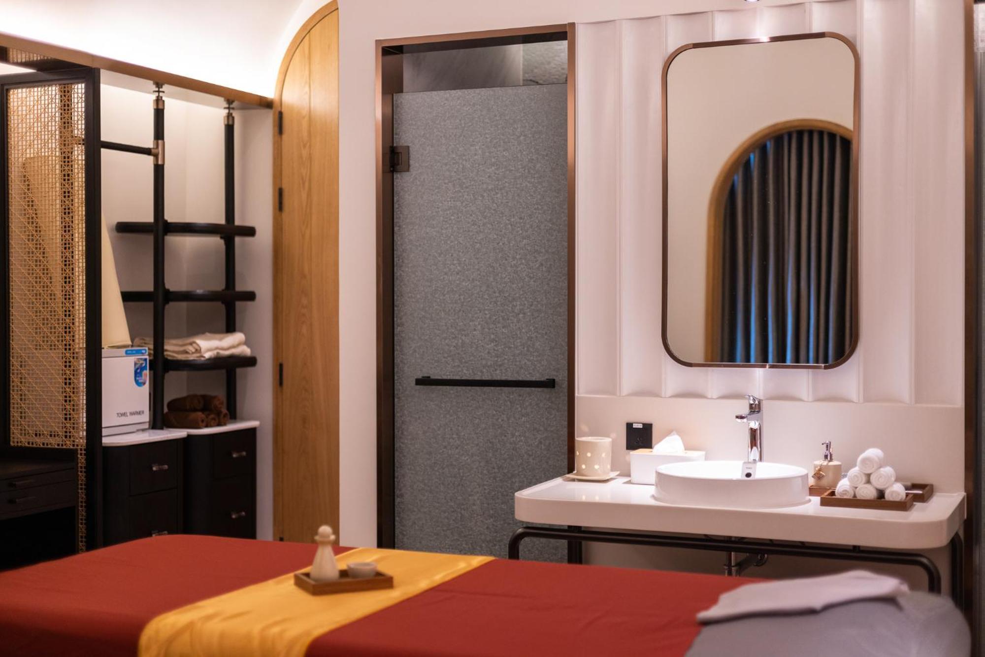 Eastin Grand Hotel Phayathai 방콕 외부 사진 A bathroom in a suite