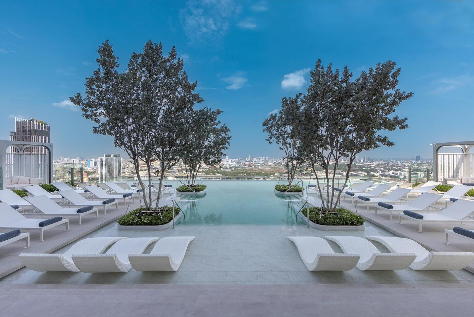Eastin Grand Hotel Phayathai 방콕 외부 사진 The rooftop pool at the hotel