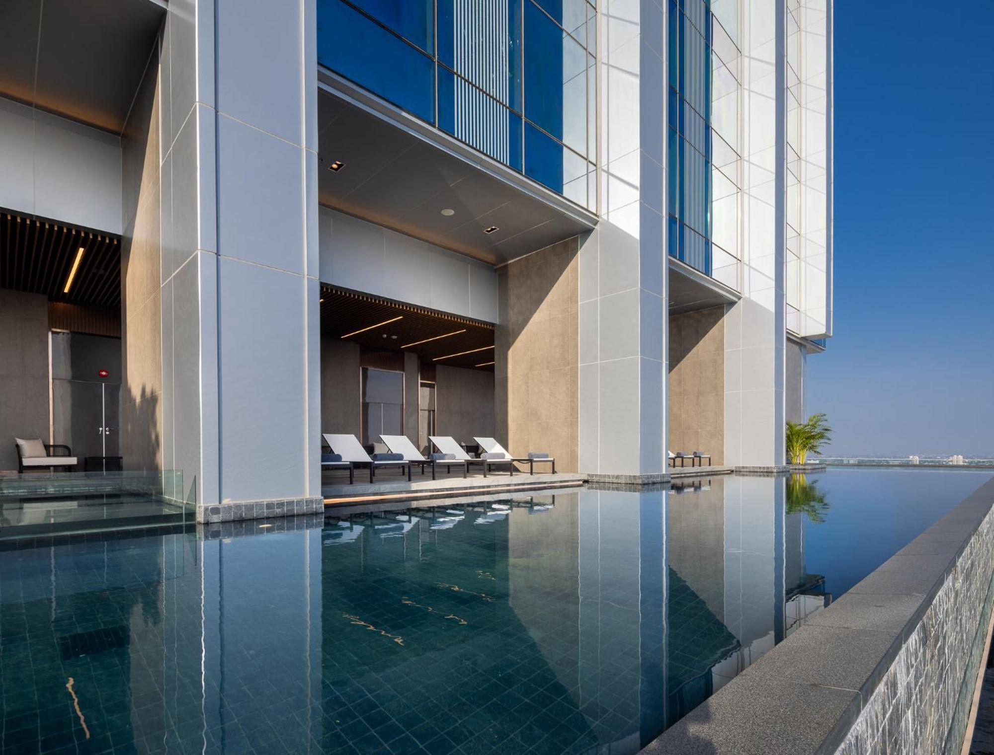 Eastin Grand Hotel Phayathai 방콕 외부 사진 Infinity pool at the hotel