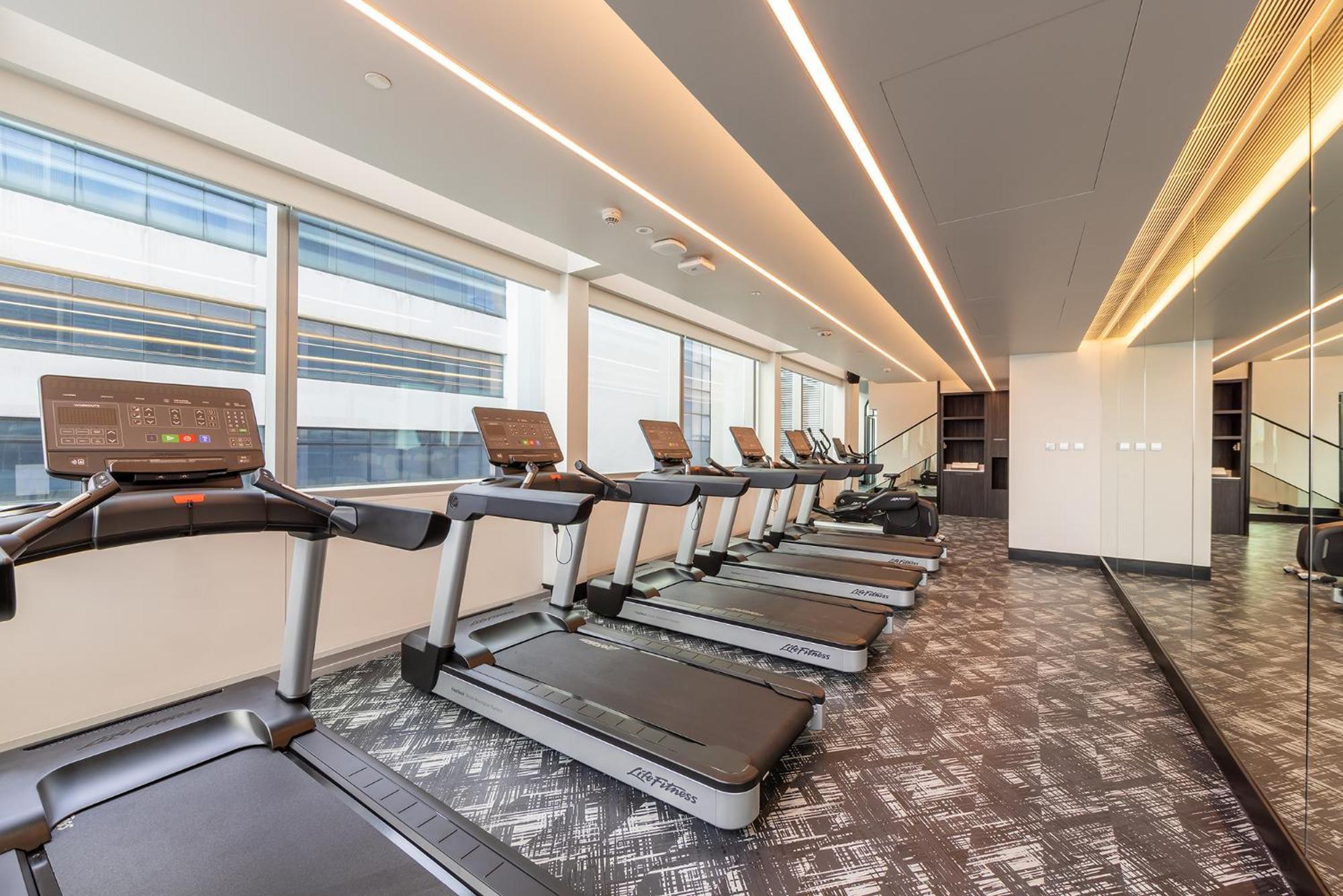 Eastin Grand Hotel Phayathai 방콕 외부 사진 The gym at The Ivy Collection
