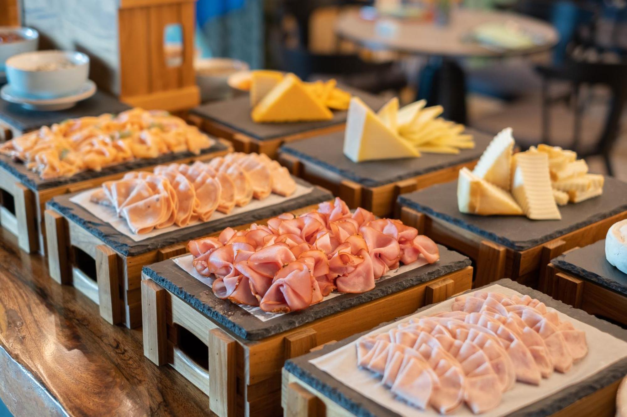 Eastin Grand Hotel Phayathai 방콕 외부 사진 A selection of cold cuts and cheese
