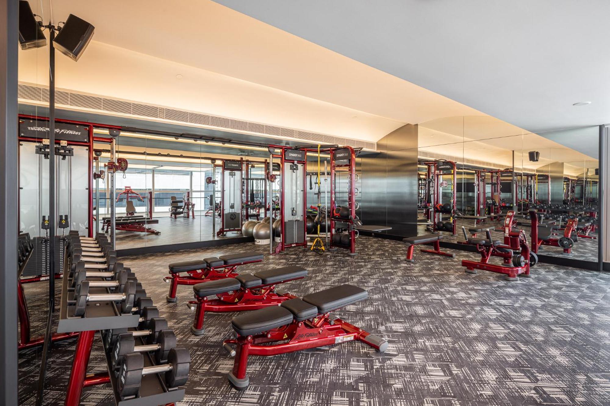 Eastin Grand Hotel Phayathai 방콕 외부 사진 The gym at the 100000-square-foot (9,300 m2) complex