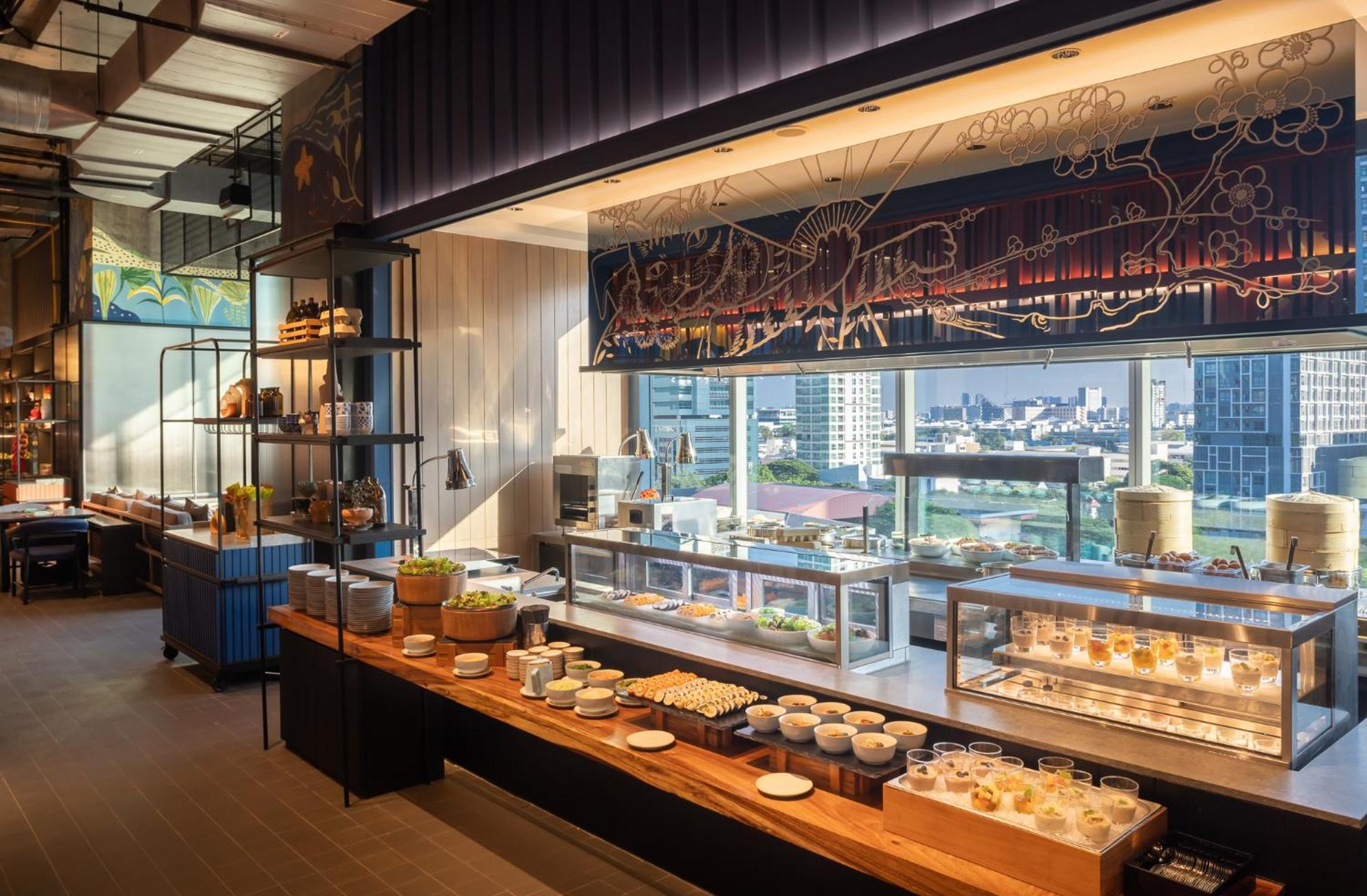 Eastin Grand Hotel Phayathai 방콕 외부 사진 The buffet at the 360° Restaurant