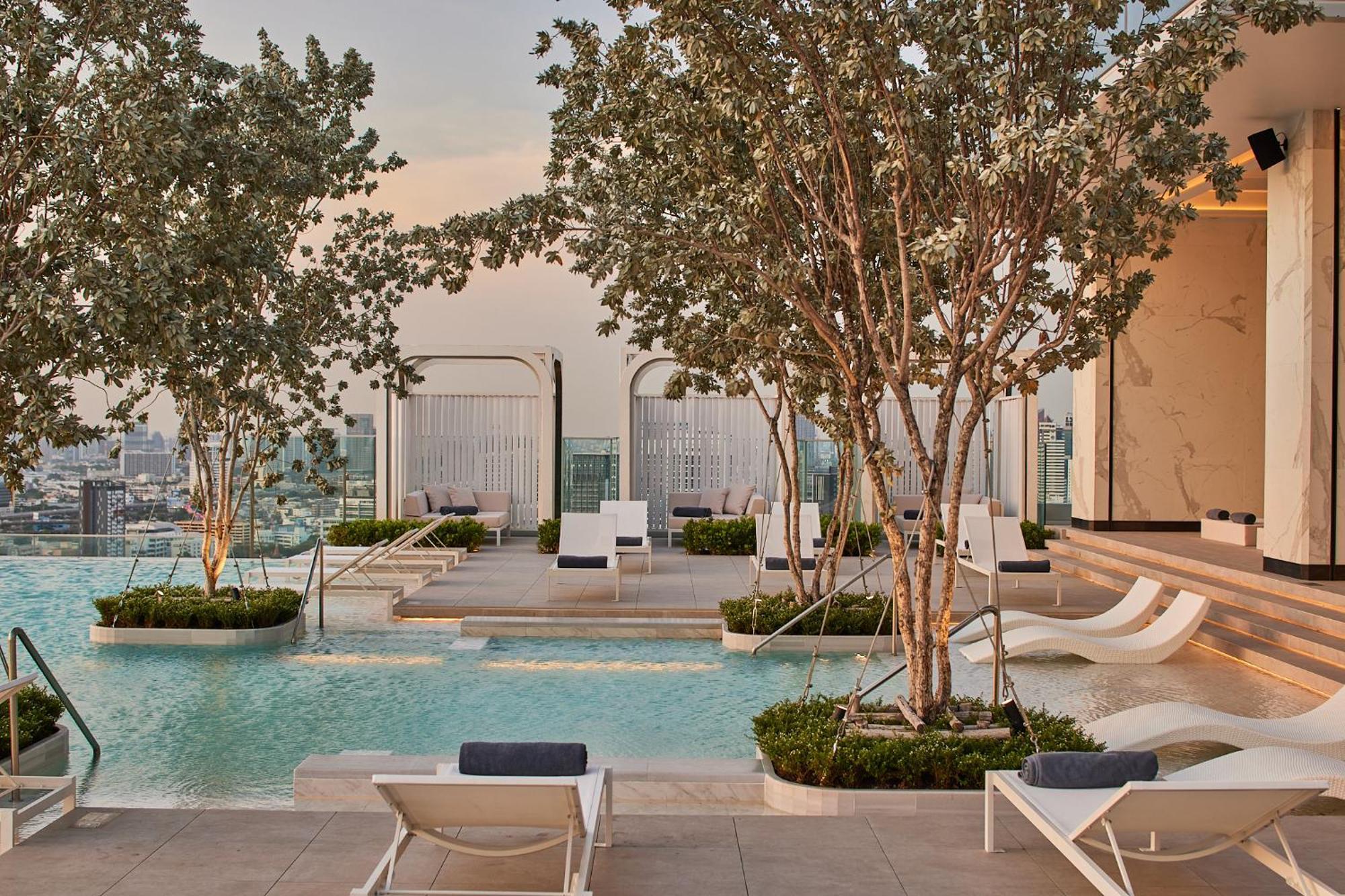 Eastin Grand Hotel Phayathai 방콕 외부 사진 The pool at the 1018