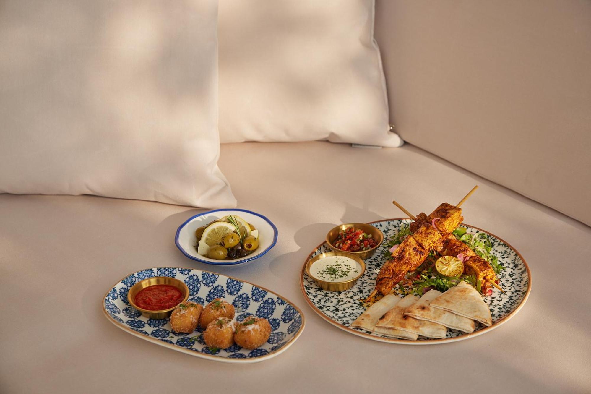 Eastin Grand Hotel Phayathai 방콕 외부 사진 A selection of dishes at the restaurant