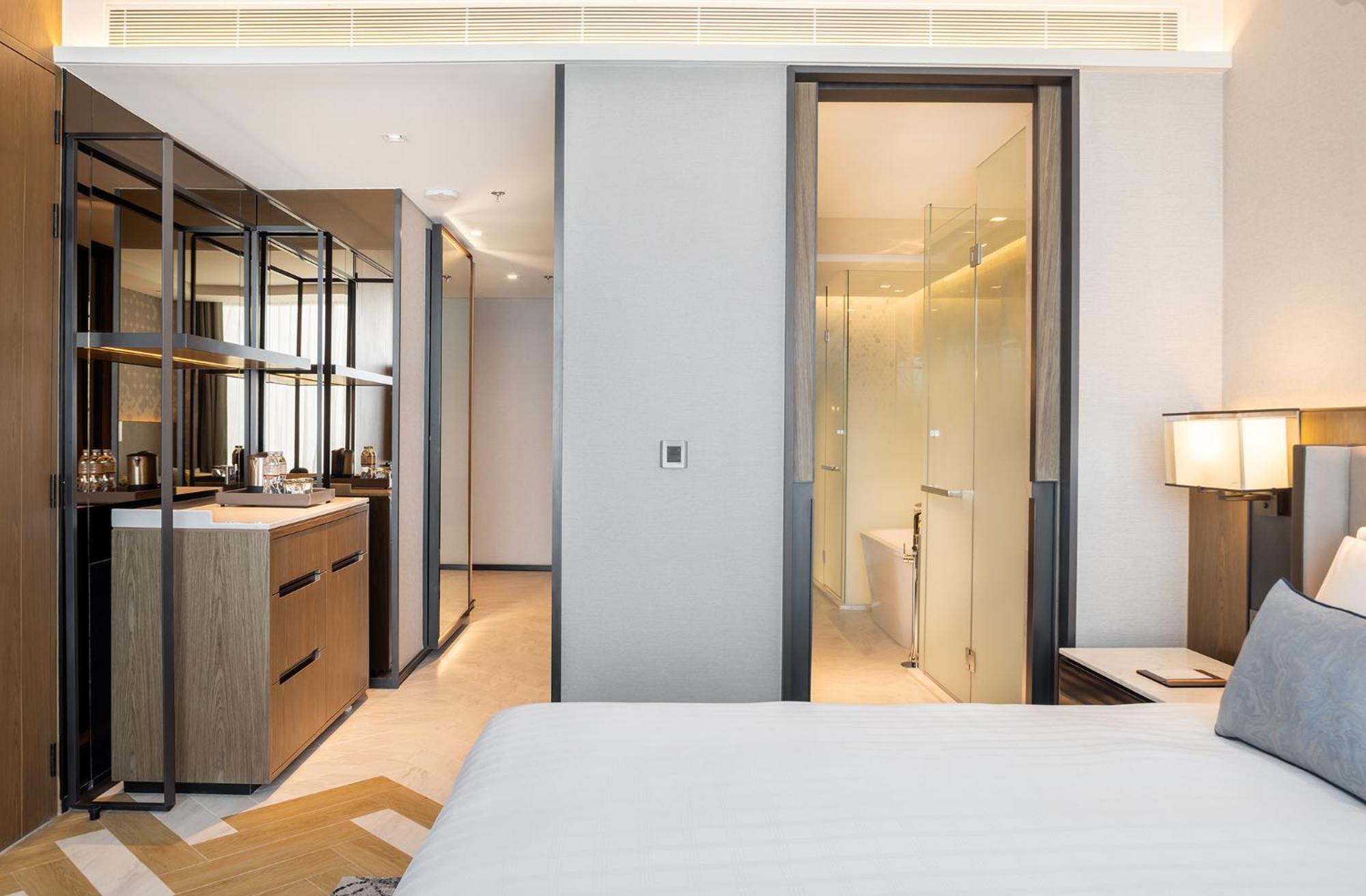 Eastin Grand Hotel Phayathai 방콕 외부 사진 A sliding door