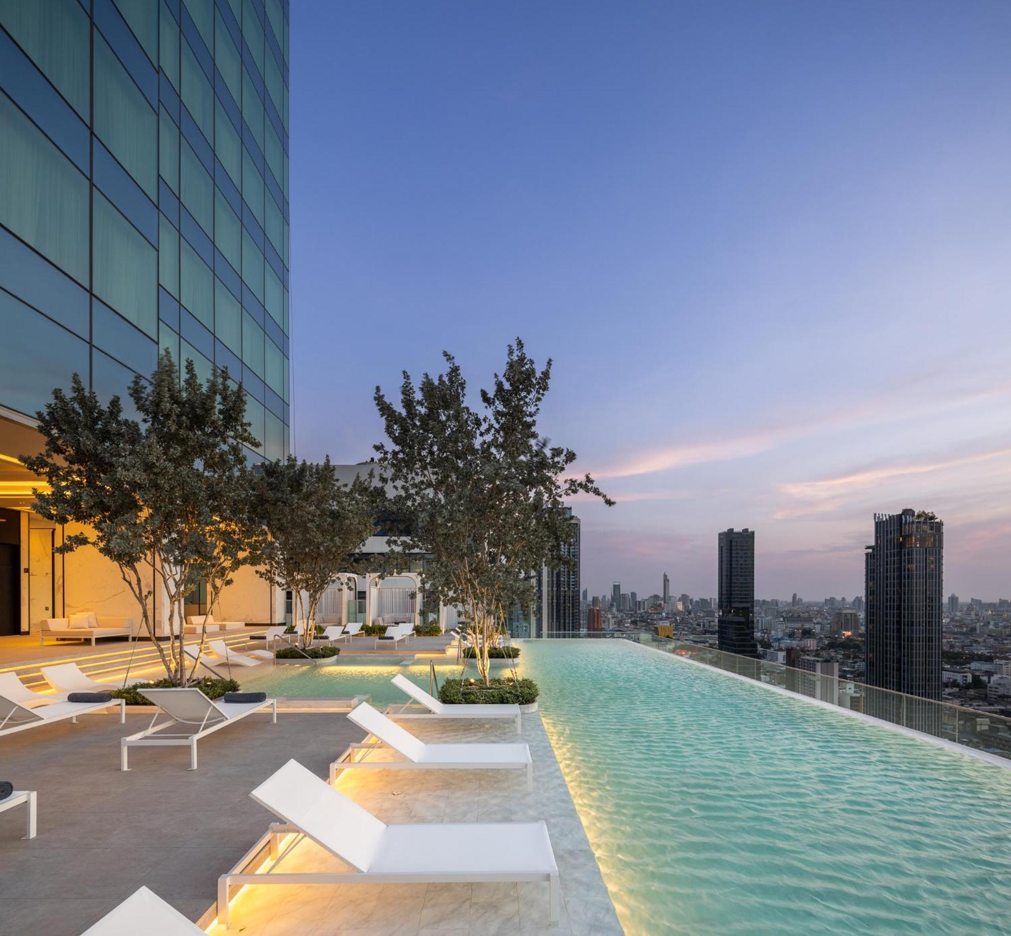 Eastin Grand Hotel Phayathai 방콕 외부 사진 The pool at the 39th floor